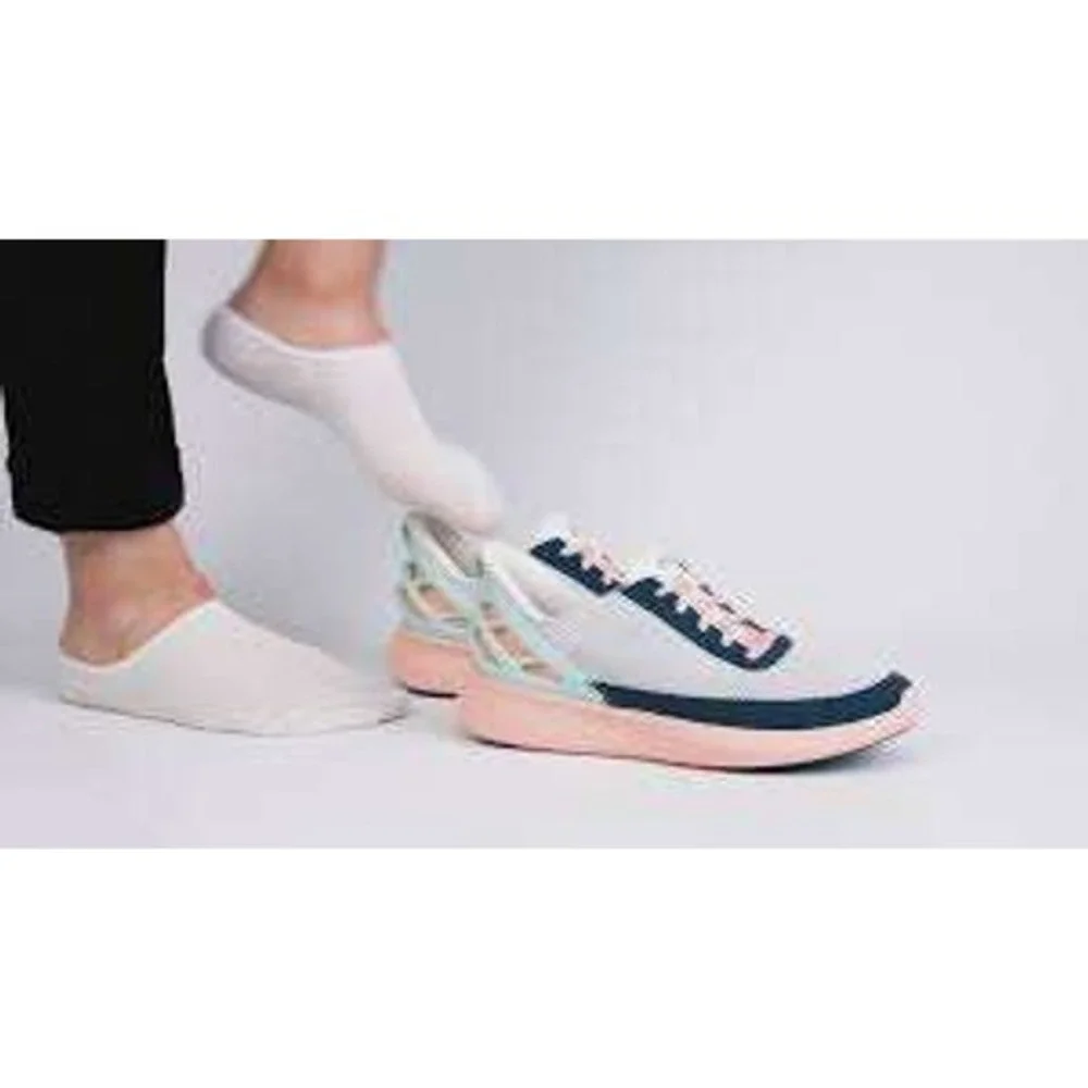 Kizik Ahtens Hands-Free Sneakers in Bahama Color 9‎ Womens